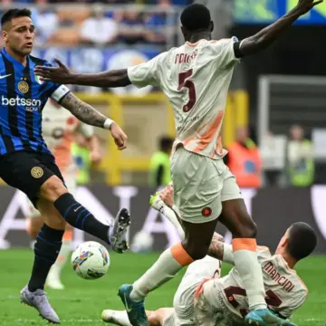 صراع ثلاثي بين برشلونة وليفربول ومانشستر يونايتد للتعاقد مع المدافع الملقب بالصخرة